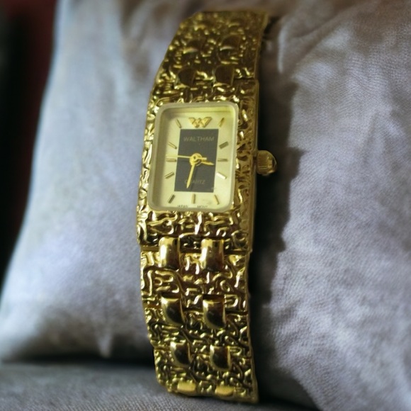 Waltham gold tone ladies watch, installed new Battery and keeps great time - Picture 3 of 5